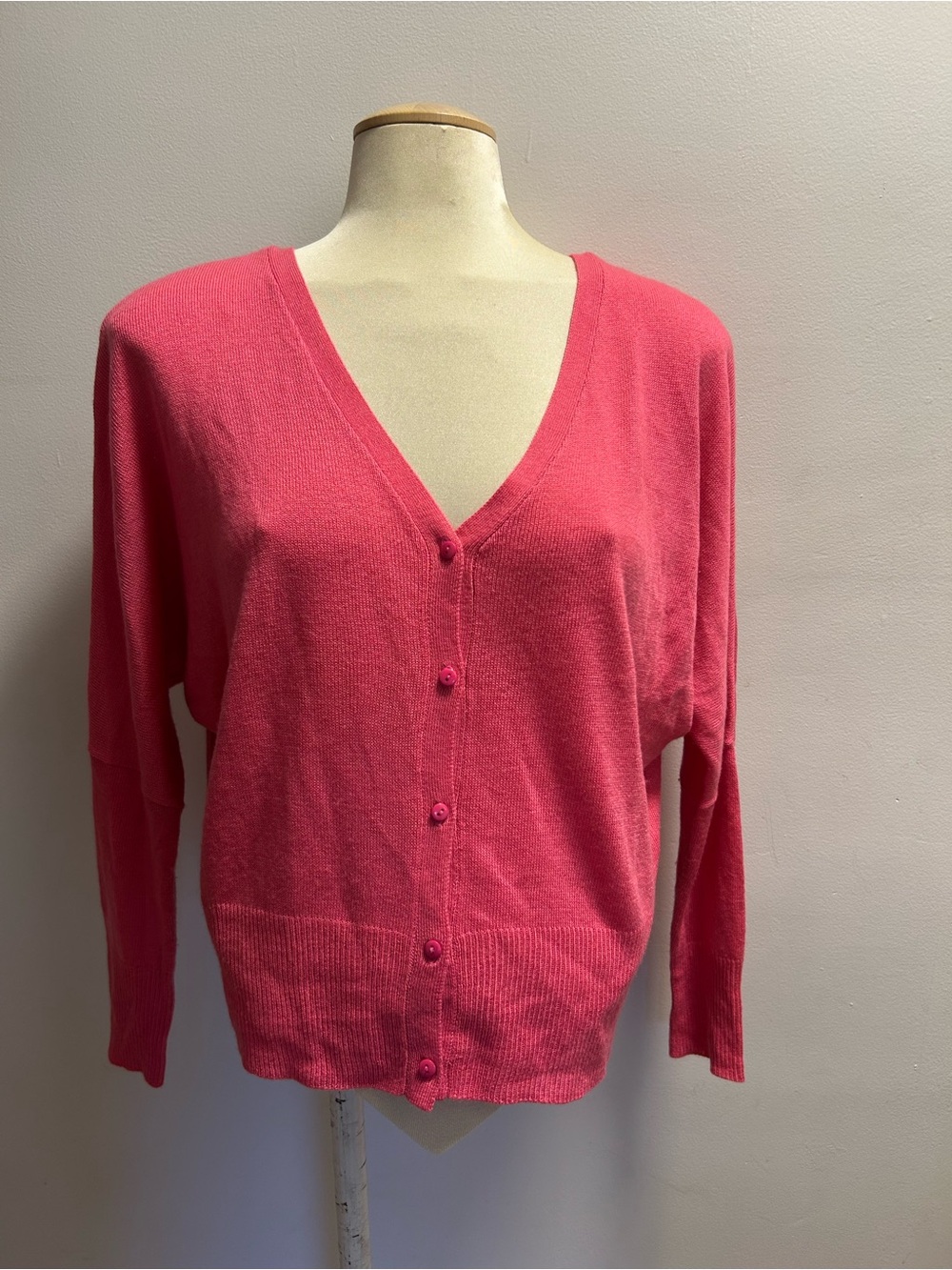 OAK & Ivy V-Neck Button down Pink neck front and back.